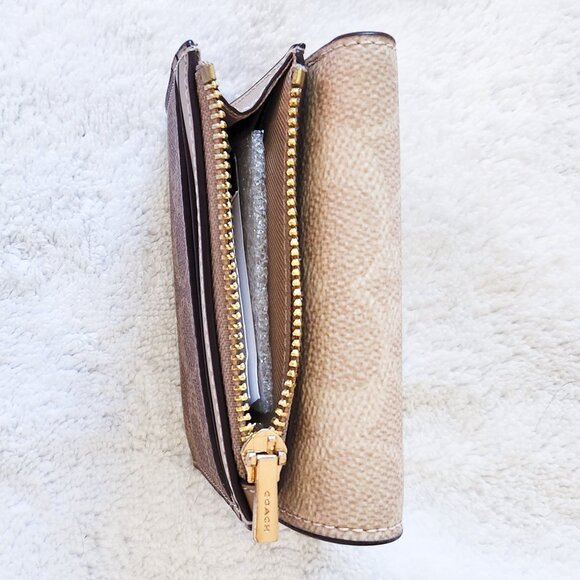 Coach CZ446 Card Holder Wallet In Blocked Signature Canvas In Sand/Tan - Picture 3 of 6